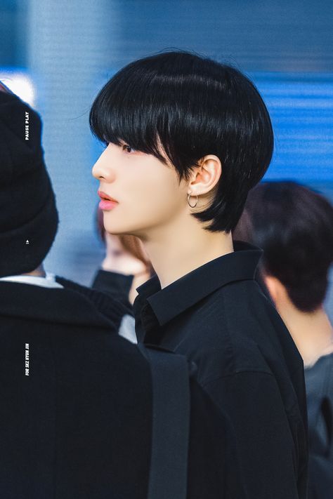 Side profile💕 #hyunjin #hwanghyunjin #straykids Hyunjin Side Eye, Funny Eyebrows, Scared Face, Chiseled Jawline, Disgusted Face, Funny Morning Pictures, Kids Hero, Face Profile, Side Eye