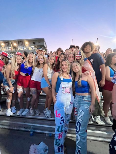 friday night lights Friday Night Lights Outfits, 2enior Ye4r, Football Cheer, Football Game Outfit, Lit Outfits, High School Football, Friday Night Lights, Junior Year, Holy Cow