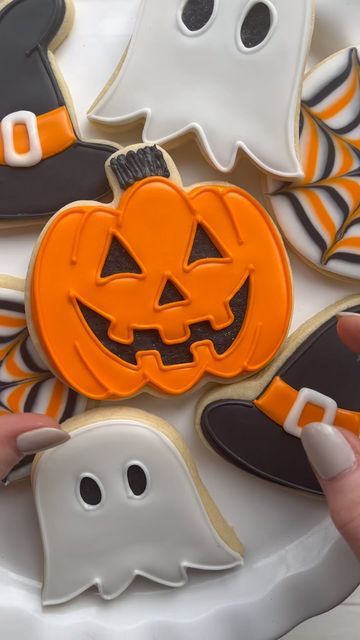 Laura's Cookie Studio on Instagram: "🎃 In- Person Beginner Halloween Cookie Classes - registration is now open Dates - 10/1/22 and 10/22/22 Where: Spring Hill, TN Cost: $95 Link in my bio to register Linktree>Cookie Classes #laurascookiestudio #cookieclasess #sugarcookies #cookiesofig #decoratedcookies #royalicing #cookiesofinstagram #royalicingcookies #cookieart #cookiedecorating #sugarcookiesofinstagram #decoratedsugarcookies #edibleart #instacookies #cookier #cookieartist #baking #cookie Round Halloween Cookies Decorated, Jack O Lantern Sugar Cookies, Halloween Bakes, Jack O Lantern Cookies, Jack O Latern, Cookie Gram, Halloween Cookies Decorated, Sugar Cookie Royal Icing, Halloween Cookie