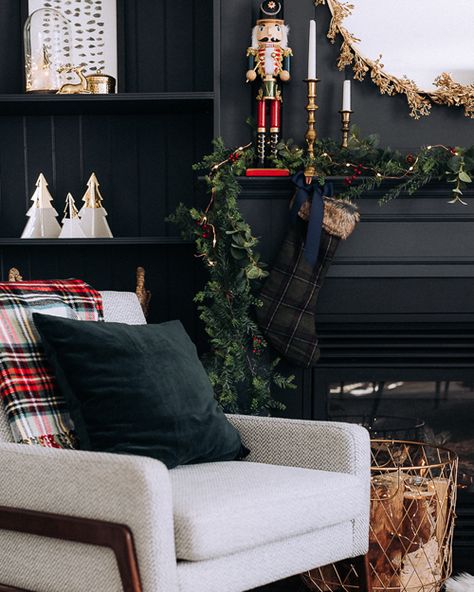 Elegant & Stylish Fireplace Christmas Decorating Ideas Black Fireplace Christmas Decorations, Glam Fireplace, Mantle Christmas Decor Ideas, Fireplace For Christmas, Stylish Fireplace, Best Fireplace, Decorate Your Fireplace, Color Inspiration Boards, Christmas Colour Schemes