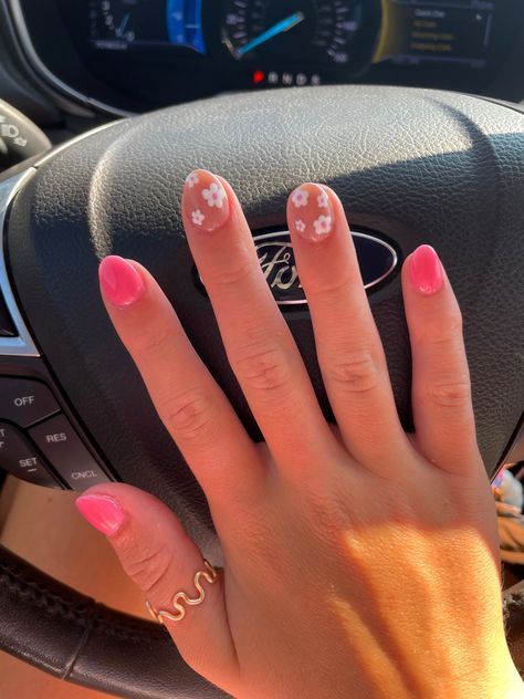 great, fun, flirty summer/spring nails, pink, nail art, pastel, inspo, nail inspiration Pink Nails With Accent Nail, Short Hot Pink Nails, Gold White Nails, Summer Spring Nails, Spring Nails Pink, Pastel Ring, Nail Art Pastel, Nail Art Pink, Teen Nails