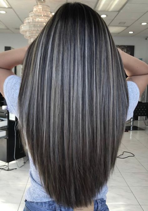 Las mechas en tendencia que MEJOR les quedan a las morenas | Glamour Dark Brown With Ash Blonde Highlights, Dark Hair Color Ideas For Summer, High Contrast Hair, Brown Hair With Silver Highlights, Florida Hair, Platinum Highlights, Rambut Brunette, Black Hair Balayage, Brown Hair Inspo