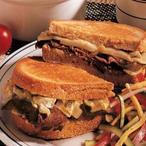 Grilled Roast Beef Sandwiches Grilled Roast Beef, Roast Beef Sandwich Recipes, English Roast, Grill Sandwich, Roast Beef Sandwich, Southwestern Recipes, Grilled Roast, Beef Sandwiches, Sandwich Bar