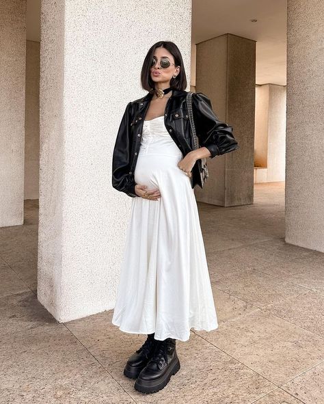 50 Cute Pregnancy Outfits To Try While You Can Brunch Maternity Outfit, Unique Maternity Outfits, Colorful Maternity Outfits, Pregnancy Outfits 2024, Pregnant Outfits Spring, Pregnant Outfits Aesthetic, Cute Pregnancy Outfits Casual, Edgy Maternity Outfits, Cute Pregnant Outfits