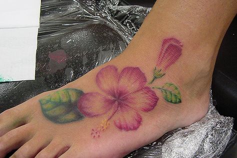 tropical hibiscus! Tropical Flower Tattoos, Hawaiian Flower Tattoos, Hibiscus Flower Tattoos, Hibiscus Tattoo, Flower Tattoo Meanings, Feminine Tattoo Sleeves, Purple Hibiscus, Flower Tattoo Back, Hawaiian Tattoo