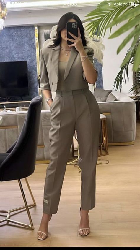 Suite For Women Stylish, Formal Suits For Women Classy, Formal Pantsuits For Women, Stylish Work Attire, Woman Suit Fashion, Quick Outfits, Elegante Casual, Classy Work Outfits, Easy Trendy Outfits