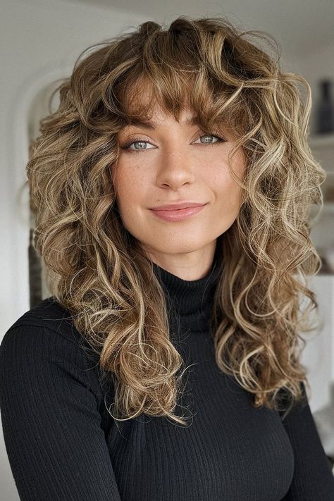 Update your look this fall with a modern haircut featuring curly layers and subtle highlights. The layered curls add depth and movement, while the highlights enhance the texture and give a fresh, sun-kissed appearance. This style is perfect for adding dimension and brightness to your autumn look. Curls With Bangs, Long Natural Curls, Fall Haircut, Long Layered Curly Hair, Layered Curly Haircuts, Curly Layers, Bangs Side, Layered Curls, 3c Hair