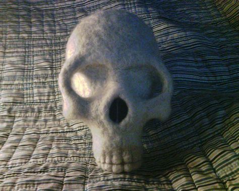 Felt Skull, Needle Felted Ornaments, Skeleton Head, Felt Halloween, Needle Felt, Felt Fabric, Felt Ornaments, Felt Animals, Life Size