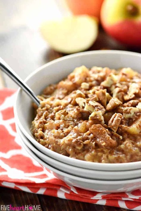 Overnight Apple Pie Steel Cut Oatmeal is easy to throw in the slow cooker before bed for an effortless breakfast the next day...and with a special, no-stirring-required trick, you won't have to worry about burnt edges in the morning! Crock Pot Oats, Slow Cooker Apple Pie, Slow Cooker Oatmeal Recipes, Steel Cut Oatmeal Recipes, Slow Cooker Oatmeal, Slow Cooker Apple, Steel Cut Oatmeal, Slow Cooker Breakfast, Slow Cooker Apples