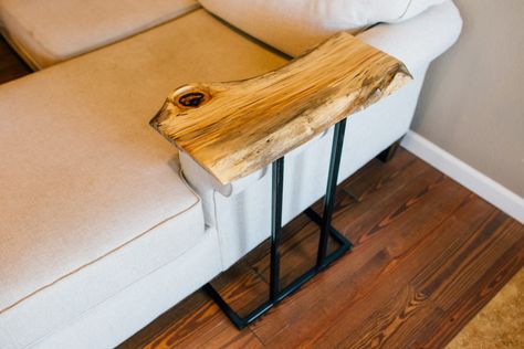 Live Edge Side Table, Diy Live Edge, Rustic Furniture Diy, Diy Side Table, Horse Chestnut, Simple Woodworking Plans, Side Table Decor, Live Edge Furniture, Table Diy