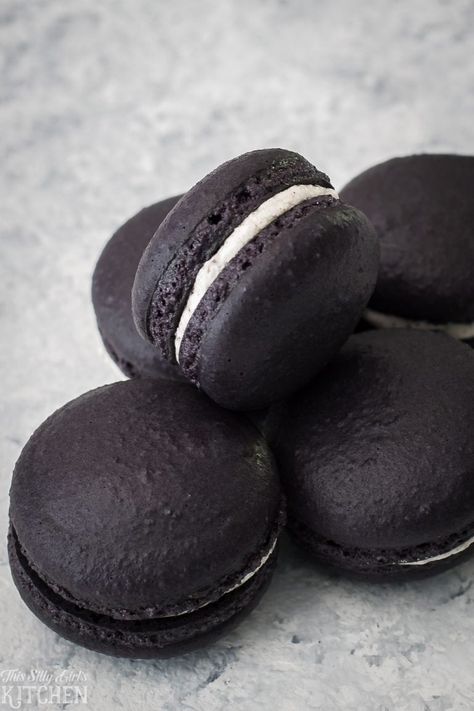 Cookies and Cream Macaron Bats - This Silly Girl's Kitchen Black Macarons, Oreo Macaron, Cream Macarons, Chocolate Macaron, Sweet Station, Macaron Cookies, Thrifty Thursday, Oreo Recipes, Favorite Dessert Recipes