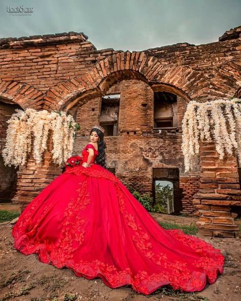 Quiencera Dresses Red And Gold, Red Quinceanera Dresses Long Tail, Red Quinceanera Photoshoot, Quinceanera Dresses Long Tail, Quiencera Themes Red, Red Xv Dresses, Quiencera Themes, Red 15 Dresses Quinceanera, Red Quince Dress