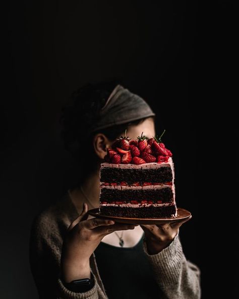 Chef Pictures, Baking Photography, Chocolate Zucchini Cake, Pavlova Recipe, Strawberry Frosting, Dessert Photography, Cake Photography, Food Photography Inspiration, Strawberry Cakes