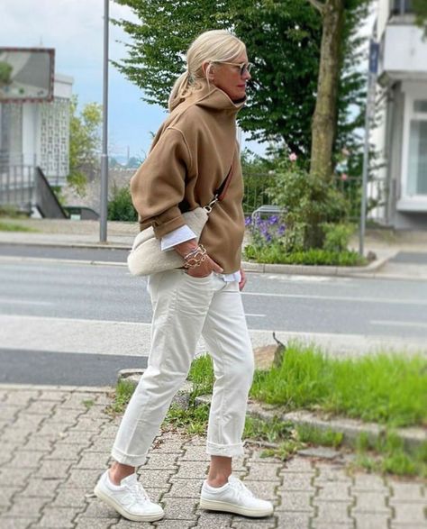 Grandmother Style, Desert Outfit, Mom Jeans Outfit Winter, Most Pinned, White Pants Outfit, Caramel Cream, Grandma Fashion, Skandinavian Fashion, Winter Fashion Outfits Casual