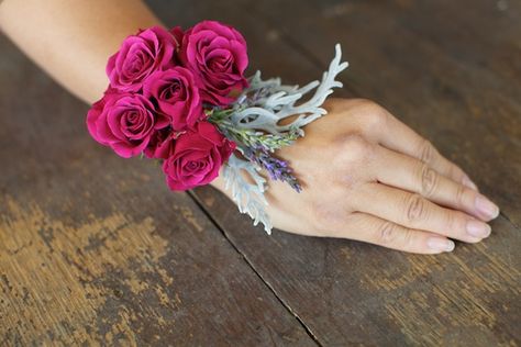 Homecoming Flowers Wrist Corsage, Make Corsage, Hand Corsage, Diy Wrist Corsage, Corsage Pink, Bracelet Corsage, Bridal Maids, Homecoming Flowers, Corsage Bracelet