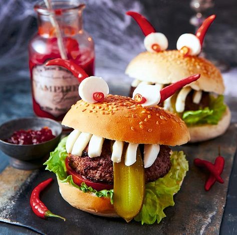 Creative Food Ideas, Monster Burger, Witch Finger Cookies, Halloween Breakfast, Scary Monster, Vegan Halloween, Minced Beef, Easy Halloween Food, Dinner Guests