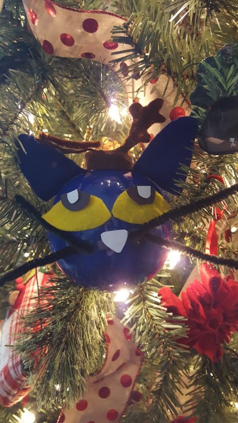 Pete The Cat Christmas Tree, Pete The Cat Ornament, Pete The Cat Christmas Ornament, Storybook Ornaments Diy, Book Character Ornaments Diy Kids, Storybook Character Ornaments Diy, Book Character Christmas Ornaments Diy, Diy Cat Christmas Ornaments, Bluey Ornament Diy