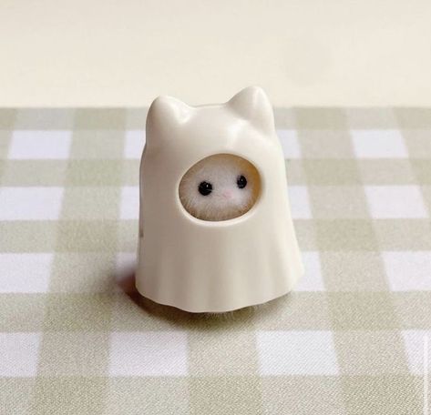 #CalicoCritter #Calico #SylvanianFamlies #Sylvanian #Cute #CuteCore #PastelCore #babycore #Cats #Calicos White Cat, The Good, Ghost, Tumblr, On Twitter, Twitter, Green, White, Figurine