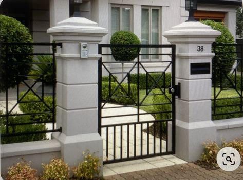 Fence Pillar Ideas, Pagar Modern, Tor Design, Fence And Gate, Front Yard Decor, Black Fence, House Fence, House Fence Design, Brick Fence