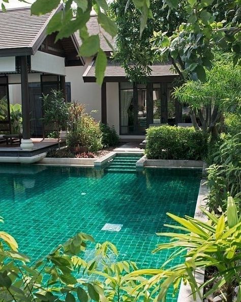 Clique sur l'image pour récupérer tes 34 euros offert sur airbnb. Crédit @idreamhouse #house #villa #villadeluxe #luxe #luxury #maison Tropical Pool Landscaping, Building A Swimming Pool, Small Barndominium, Small Courtyard Gardens, Small Swimming Pools, Courtyard Gardens Design, Swimming Pools Inground, Tropical Pool, Beautiful Pools