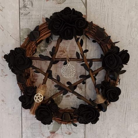 Wiccan Door Wreath, Diy Witch Wreath, Samhain Wreath, Witchy Wreaths, Spooky House Decor, Arte Hippy, Wiccan Wedding, Horror Crafts, Happy Winter Solstice