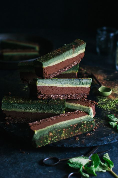 Chocolate Superfood Matcha Mint Slice - The Kitchen McCabe Deserturi Raw Vegan, Mint Slice, Matcha Mint, Smoothies Vegan, Vegan Raw, Raw Desserts, Paleo Vegan, حلويات صحية, Matcha Green Tea