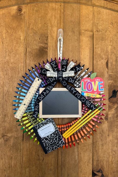 Math Teacher Wreath, Diy Crayon Wreath, Crayon Wreath For Teachers Diy, Prek Teacher Appreciation Gifts Ideas, Crayons Wreath, Crayon Wreath For Teachers, Teacher Crayon Wreath, Appreciation Crafts, Teacher Appreciation Crafts