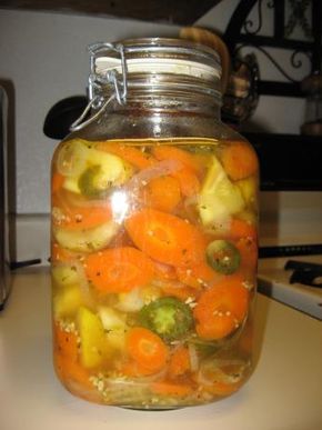 Mexican Carrots, Pickled Carrots Recipe, Pickled Carrots, Pickled Veggies, Pickled Vegetables, Carrot Recipes, Latin Food, Tapenade, Pickling Recipes