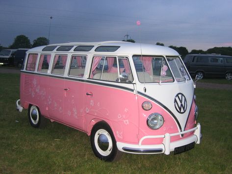 Pretty In Pink - a very girly splitty | BeetleMania (VW Acti… | Flickr Combi Hippie, Vw Minibus, Cars Images, Carros Retro, Kombi Motorhome, Combi Volkswagen, Wagon R, Combi Vw, Vw Vintage