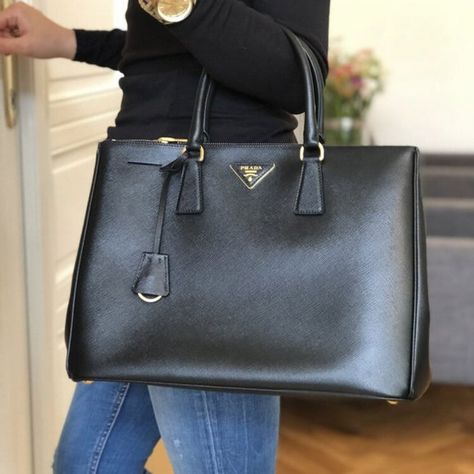 Prada Galleria Saffiano Large Leather Tote Prada Galleria Bag Outfit, Office Bags For Women, Luggage Essentials, Prada Galleria Bag, Prada Store, Closet Refresh, Galleria Vittorio Emanuele, Galleria Vittorio Emanuele Ii, Office Suits