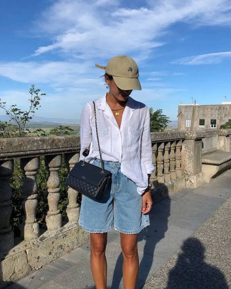 Bermuda Shorts Outfit Summer, Shorts Women Outfits, Blue Denim Shorts Outfit, Denim Bermuda Shorts Outfit, Short Women Outfits, Bermuda Shorts Outfit, White Shorts Outfit, Long Denim Shorts, Look Boho Chic