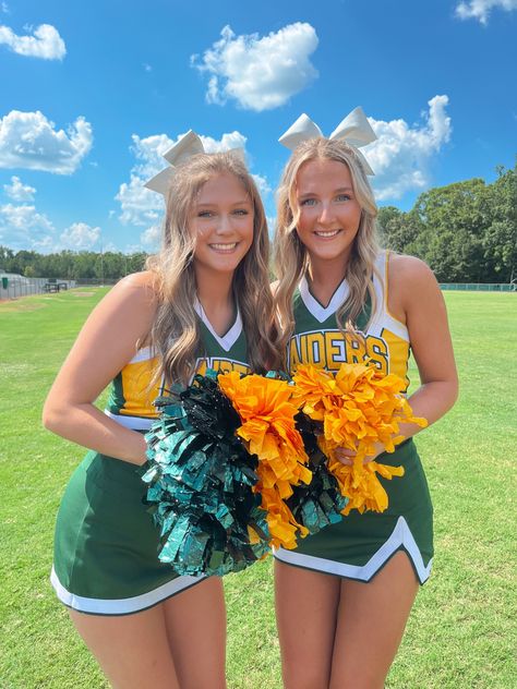 Highschool Cheer Pictures, Cheer Games, Sideline Cheer, High School Cheerleading, Cheer Photography, Gcse Textiles, Varsity Cheer, School Cheerleading, Cheerleading Photos