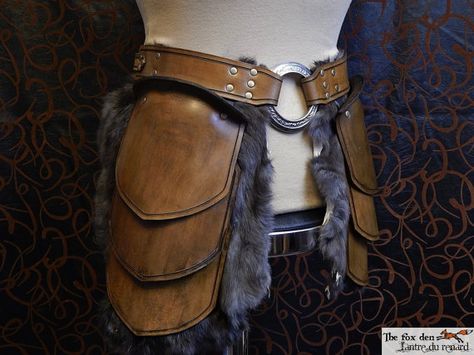 Tasset de cuir de qualité avec bague massive de par lantredurenard Leg Armor, Armor Medieval, Costume Viking, Viking Cosplay, Viking Armor, Costume Armour, Armor Clothing, Viking Costume, Grey Fur