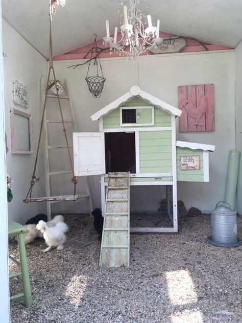 Inside of the coop...little coop inside a bigger one! Urban Chicken Farming, Cute Chicken Coops, Easy Chicken Coop, Chicken Coop Decor, Chicken Barn, Chicken Poop, Portable Chicken Coop, Urban Chickens, Silkie Chickens