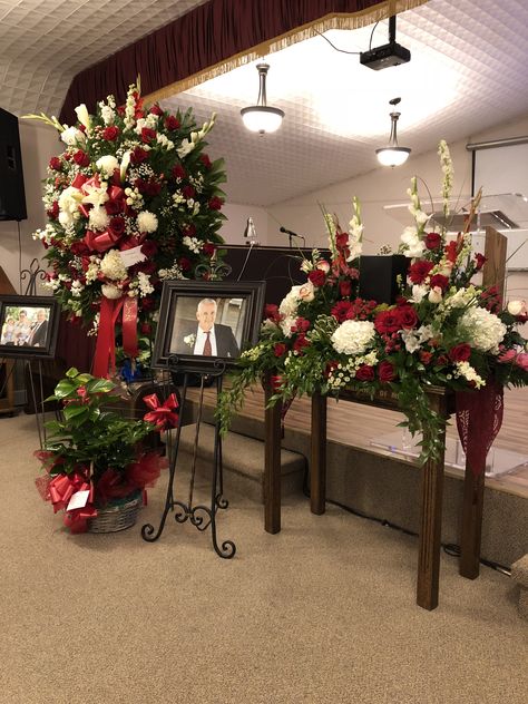 Beautiful floral arrangement for cremation memorial Cremation Urn Display, Memorial Service Decorations, Urn Arrangements, Floral Designs Arrangements, Orchid Flower Arrangements, Christmas Flower Arrangements, Memorial Flowers, Cemetery Flowers, Sympathy Flowers