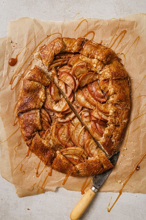 Our Rustic Apple Galette is a delicious and easy-to-make dessert that is perfect for any occasion, even Thanksgiving! It's made with a simple pie crust and a filling of apples, sugar, and spices. The galette is baked until the crust is golden brown and the apples are tender. Best served warm with a drizzle of salted caramel sauce and a scoop of vanilla ice cream. #wellseasonedstudio #applegalette #appledessert #galette #piecrust Rustic Apple Galette, Simple Pie Crust, Apple Galette Recipe, Simple Pie, Easy Pie Crust, Apple Galette, Galette Recipe, Easy To Make Desserts, Salted Caramel Sauce