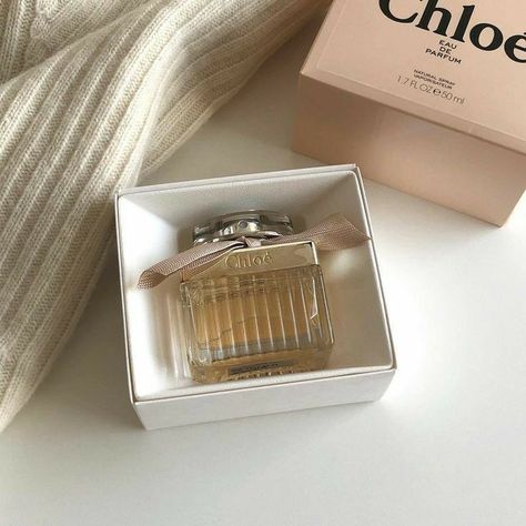 Chloe Parfum, Chloe Perfume, Chloe Bourgeois, Perfume Scents, Perfume Lover, Perfume Design, Perfume Collection, Smell Good, Fragrances Perfume