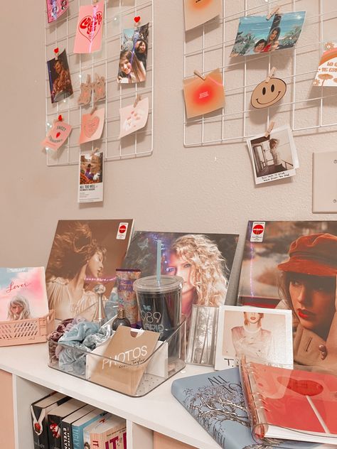 Taylor Swift Shrine Room, Swiftie Aesthetic Room, 1989 Bedroom, Taylor Swift Inspired Bedroom, Taylor Swift Themed Bedroom, Taylor Swift Bedroom Ideas, Fangirl Bedroom, Taylor Swift Bedroom, Swiftie Bedroom