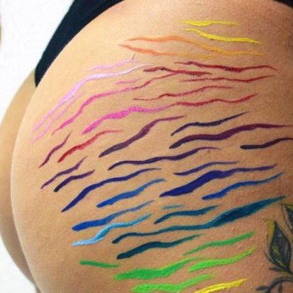 21-Year-Old Artist Transforms Stretch Marks Into Works of Art - Glamour Strech Mark Tattoo, Stretch Mark Tattoo, Strech Marks, Mark Tattoo, Stretch Mark Cream, Stretch Mark Removal, Парные Тату, Skin Essentials, Art Plastique