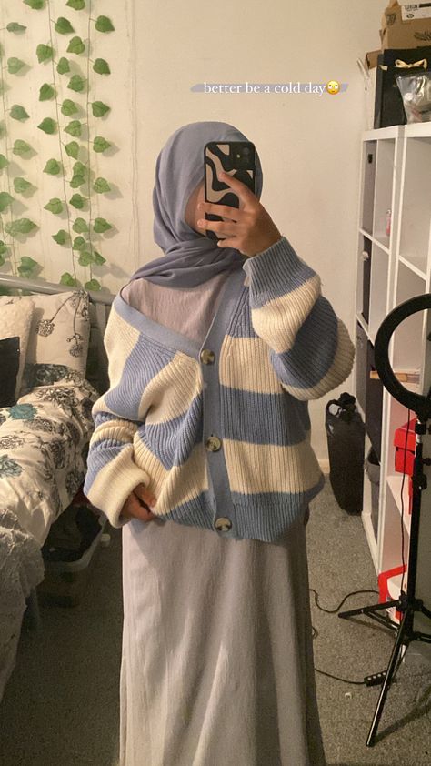 winter hijabi outfit inspo Girly Hijabi Outfits, Modest Y2k, Hijabi Winter Outfits, Cute Hijabi Outfits, Modest Outfits Muslim, Outfits Muslim, Kulot Jeans, Stile Hijab, Mode Hijabi