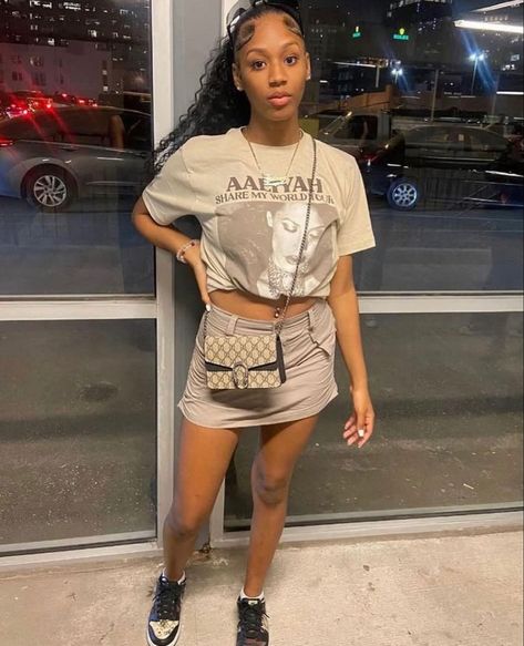 Gucci Crossbody Bag Outfit, Gucci Bag Outfit, Black Bag Outfit, Crossbody Bag Outfit, Outfit Black Women, Streetwear Girl, Gucci Mini, Gucci Crossbody Bag, Bag Outfit