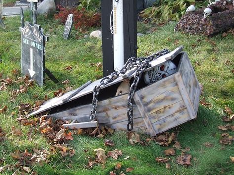 half buried toe pincher coffin Halloween Forum member Krazyzeus Halloween Coffin Decoration, Coffin Decor, House Of Horrors, Halloween School Treats, Scary Christmas, Halloween Forum, Halloween Graveyard, Halloween Coffin, Halloween Inflatables