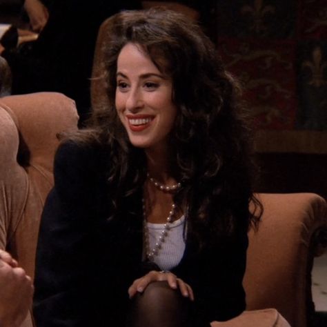 Janice Outfits Friends, Friends Janice Outfits, Janice Friends Outfit, Janice Core, Janice From Friends, Iconic Brunettes, Paige Aesthetic, Janice Friends, Maggie Wheeler