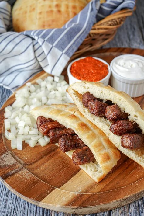 Lepinja (Balkan Flatbread) filled with ćevapi and next to chopped onions. Bosnian Bread Recipe, Cevapcici Recipe, Balkan Aesthetic, Croation Recipes, Balkan Food, Bosnian Recipes, Bread Soft, Flat Breads, Meals Ideas