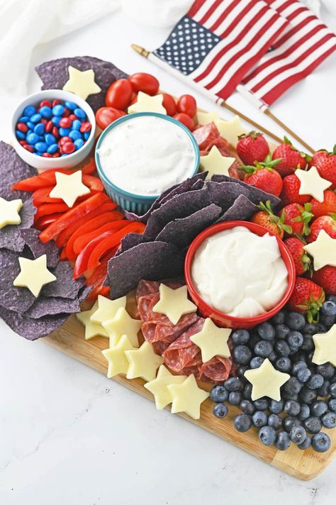 Blue Charcuterie Board Ideas, Sour Cream Veggie Dip, Red White And Blue Charcuterie, Patriotic Charcuterie Board, 4th Of July Charcuterie Board, Memorial Day Foods, Yogurt Covered Pretzels, Meat And Cheese Tray, Summer Food Party