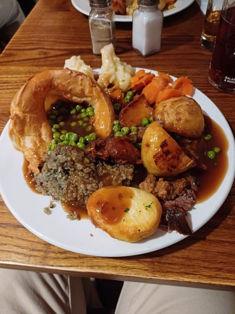 Saturday dinner at the Toby Carvery in Kinson, Bournemouth, Dorset, UK 🇬🇧 🍽🍺 Uk Christmas Dinner, Toby Carvery, Saturday Dinner, Dorset Uk, Random Aesthetics, Roast Dinner, Sunday Dinner, Easy Food, Christmas Dinner