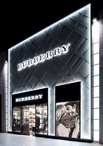 Burberry Store, Retail Facade, Commercial Design Exterior, Shop Facade, Jewelry Store Design, Storefront Design, Motif Art Deco, Facade Lighting, 3d Cnc