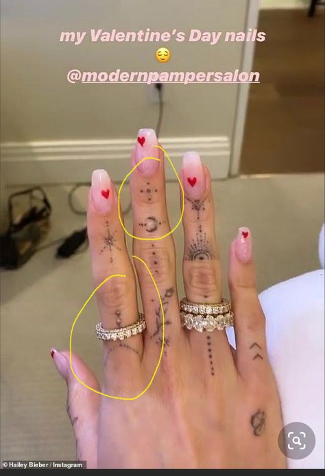 Haley Bieber Hand Tattoo, Bailey Bieber Hand Tattoo, Hailey Bieber Finger Tattoos, Hailey Bieber Hand Tattoo, Hand Tatto, Hayley Bieber, Finger Tats, Small Tats, Hand Tats