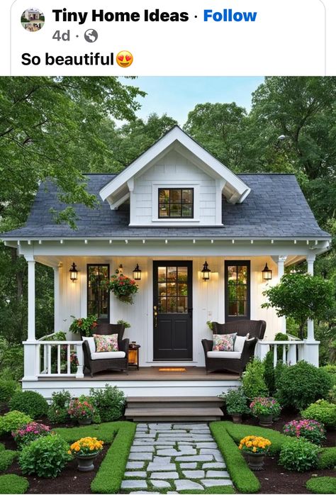 Vacation Home Exterior, Nature Cottagecore, Small Country Homes, Cottage Tiny House, Ranch House Exterior, Small Cottage Homes, Cottage Exterior, Farmhouse Vintage, Casa Exterior