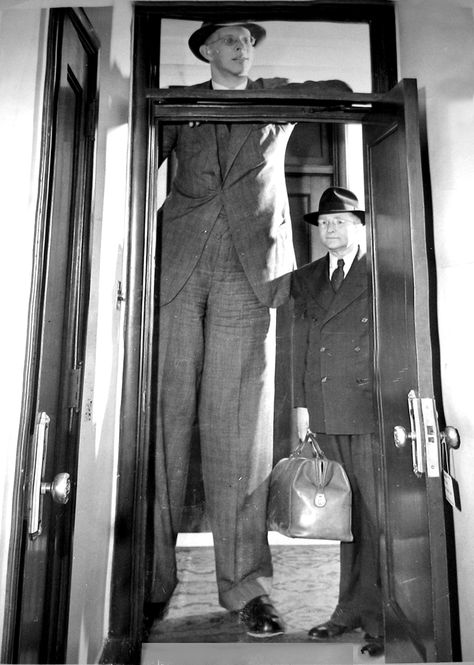 Robert Wadlow is 8 feet. 9 1/2 inches tall.  His Father is 5 feet 11 1/2.  - http://www.sideshowworld.com Robert Wadlow, Tallest Man, Sideshow Freaks, Giant People, Circus Sideshow, Fire Breather, Giant Tree, Tall Person, Tall People